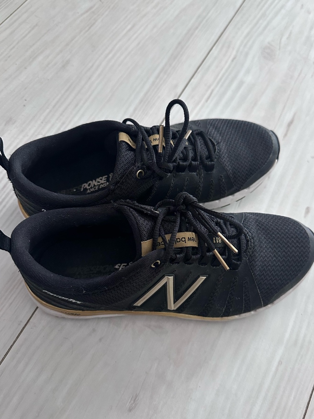 New Balance Wo Men’s Black Athletic Sneakers 6.5